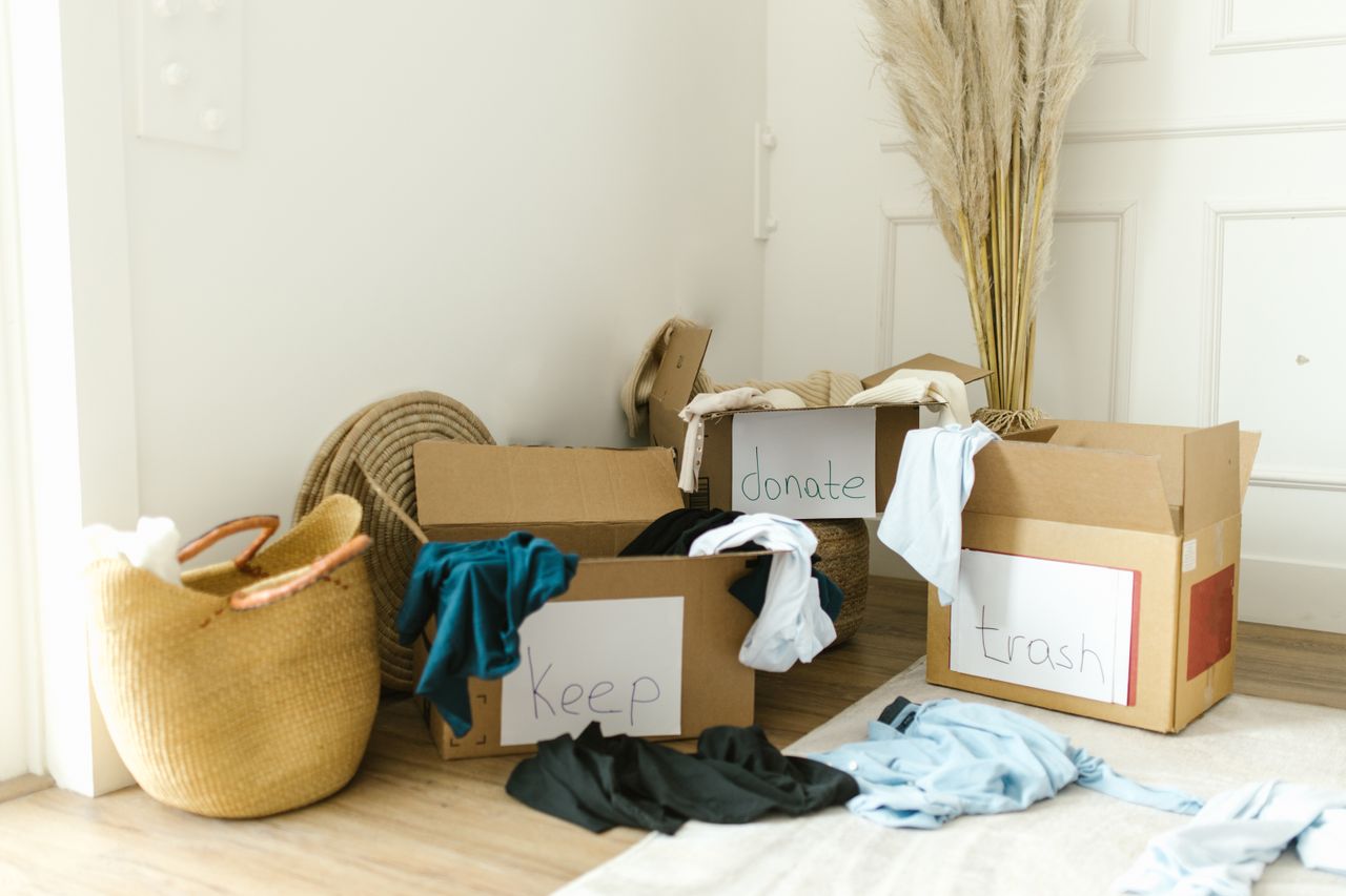 Des cartons en carton marqués Conserver, Donner et Jeter pour faire le tri à la maison.